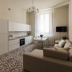 alighieri-theatre-charming-suite.emilia-romagnahotels.net/